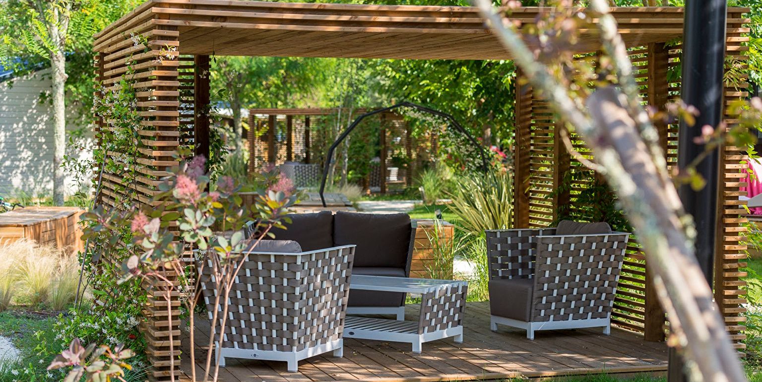 Pergola moderne en bois pour un espace extérieur cosy dans le camping Sandaya Sanguinet Plage
