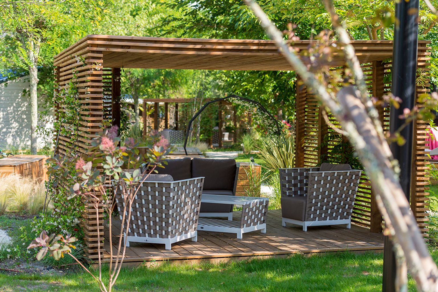 Pergola moderne en bois pour un espace extérieur cosy dans le camping Sandaya Sanguinet Plage