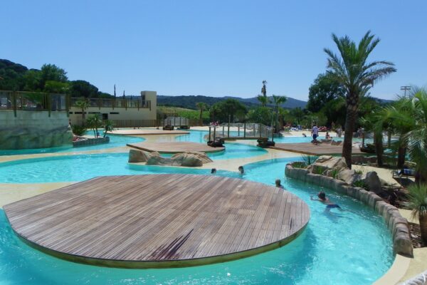 Terrasse en bois d'une plateforme au niveau de la piscine d'un camping