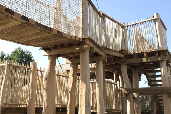 Terrasse et barrières en bois par Ekolinea dans un camping en Corse