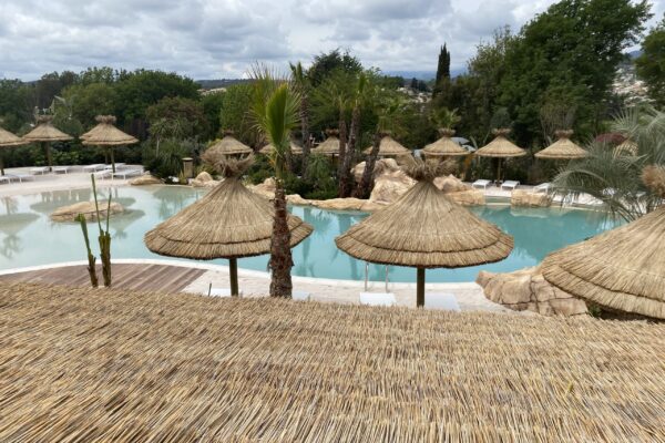 Installation de parasols et couverture de toit en roseau de Camargue à l'hôtel, Rosort et spa, Le Domaine du Mas de Pierre à Saint-Paul-de-Vence, un Relais & Châteaux