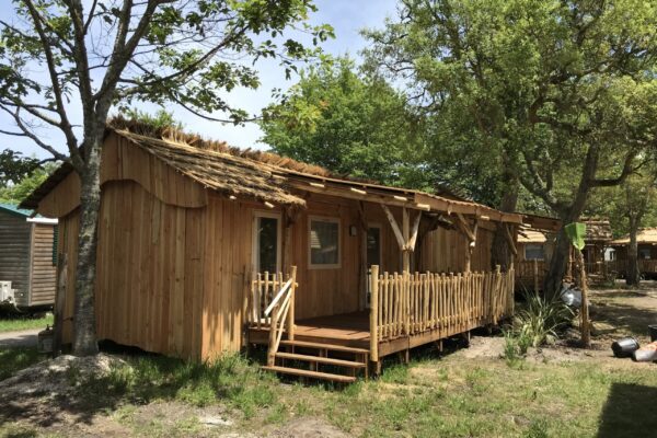 Personnalisation de mobil-home. Refonte du bardage. Des aménagements extérieurs durables pour vos établissements.