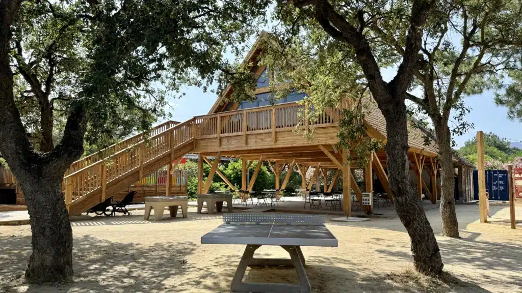Paillote XXL en roseau et en bois Fabrication et réalisation d'une paillote géante en bois et en roseau au campign San Damiano. Type cabane perchée, lodge
