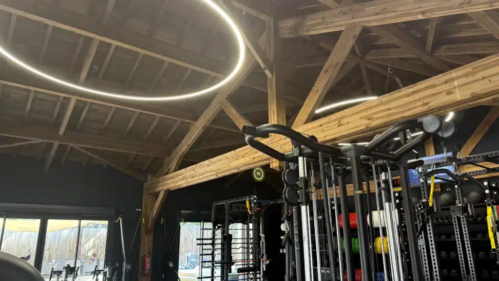 Charpente d'une salle de sport Fabrication et installation d'une charpente traditionnelle en bois pour la salle de sport du camping San Damiano en Corse