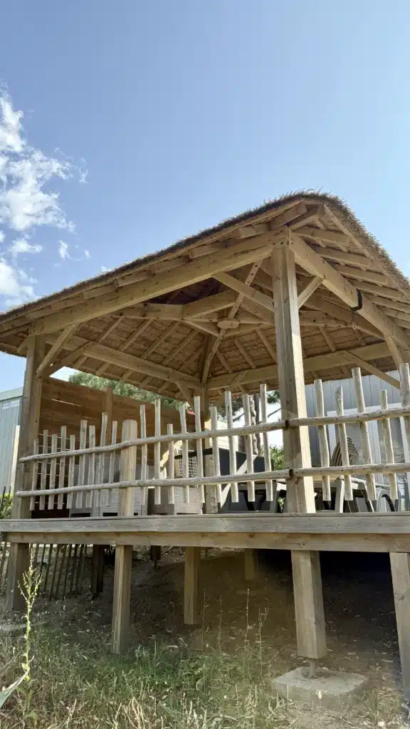 Pailote mobil-home terrasse Fabrication et installation d'une paillote tropicale pour la terrasse d'un mobil-home premium du camping San Damiano en Corse