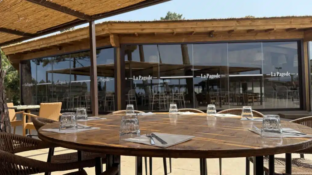 Charpente en bois du restaurant La Pagode Renovation et extension d'une charpente en bois et en roseau pour le restaurant La Pagode en Corse