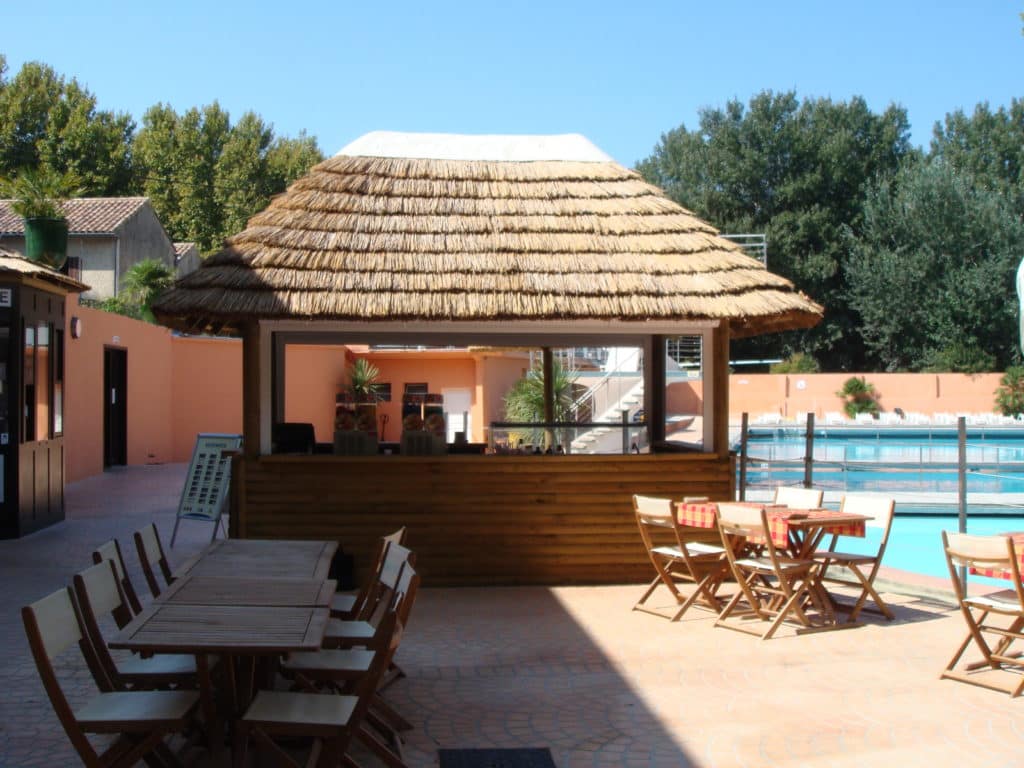 Ekolinea paillote bar tropical Vue sur une paillote bar Ekolinea. Ekolinea est spécialiste des Parasols exotiques et paillotes.