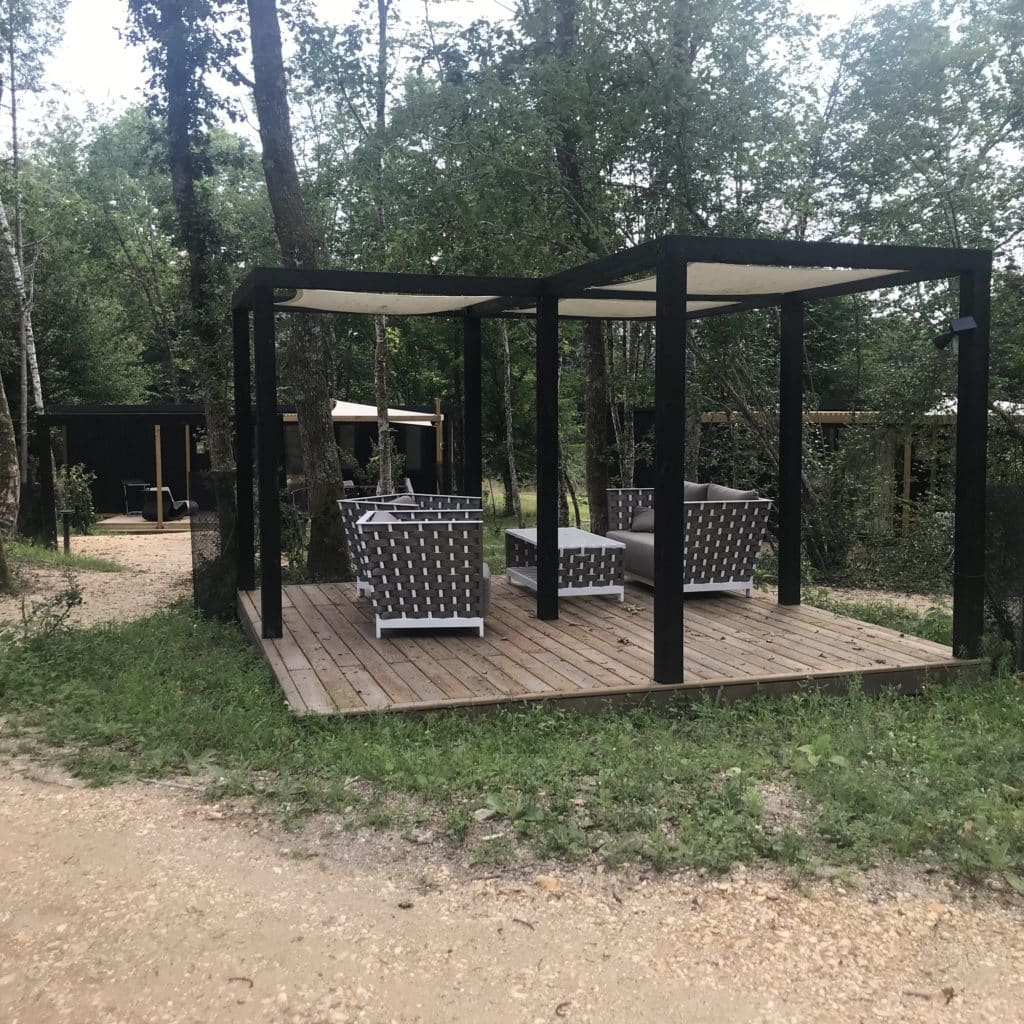 Pergola en bois et toile en fibre naturelle Pergola en bois et toile en fibres naturelles installées dans un camping dans l'Herault