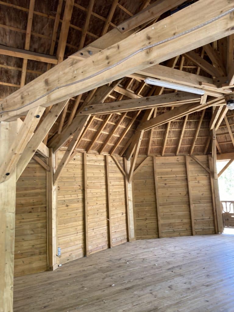 Charpente et structure en bois Charpente et ossature en bois fabriquées par Ekolinea. Couverture en roseau de Camargue.