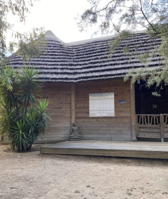 vue sur une paillote Ekolinea avec un toit traditionnel en roseaux de camargue. Ekolinea est spécialiste des Parasols exotiques et paillotes