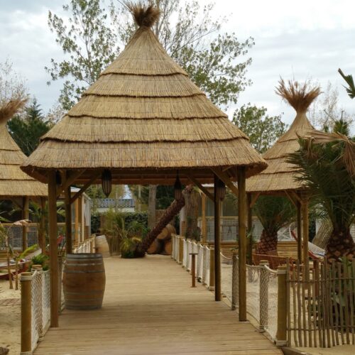 zoom sur la paillote Fiesta de Ekolinea avec sa couverture de toit en roseau de camargue. Ekolinea est spécialiste des Parasols exotiques et paillotes