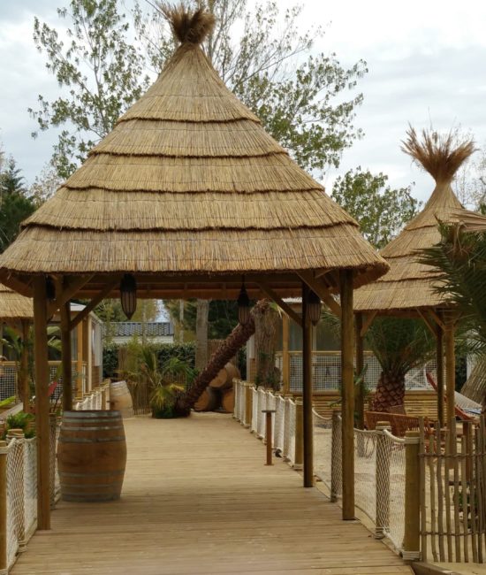 zoom sur la paillote Fiesta de Ekolinea avec sa couverture de toit en roseau de camargue. Ekolinea est spécialiste des Parasols exotiques et paillotes