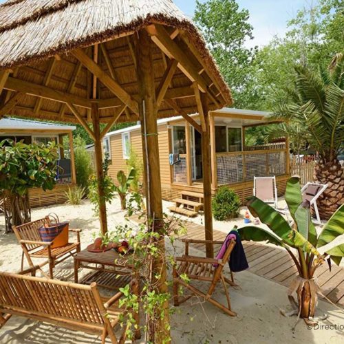 Paillote en bois et en roseau de Camargue pour un quartier prémium d'un camping Sandaya