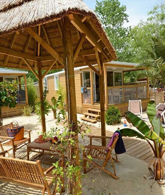 Paillote en bois et en roseau de Camargue pour un quartier prémium d'un camping Sandaya