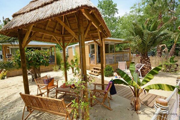 Paillote en bois et en roseau de Camargue pour un quartier prémium d'un camping Sandaya
