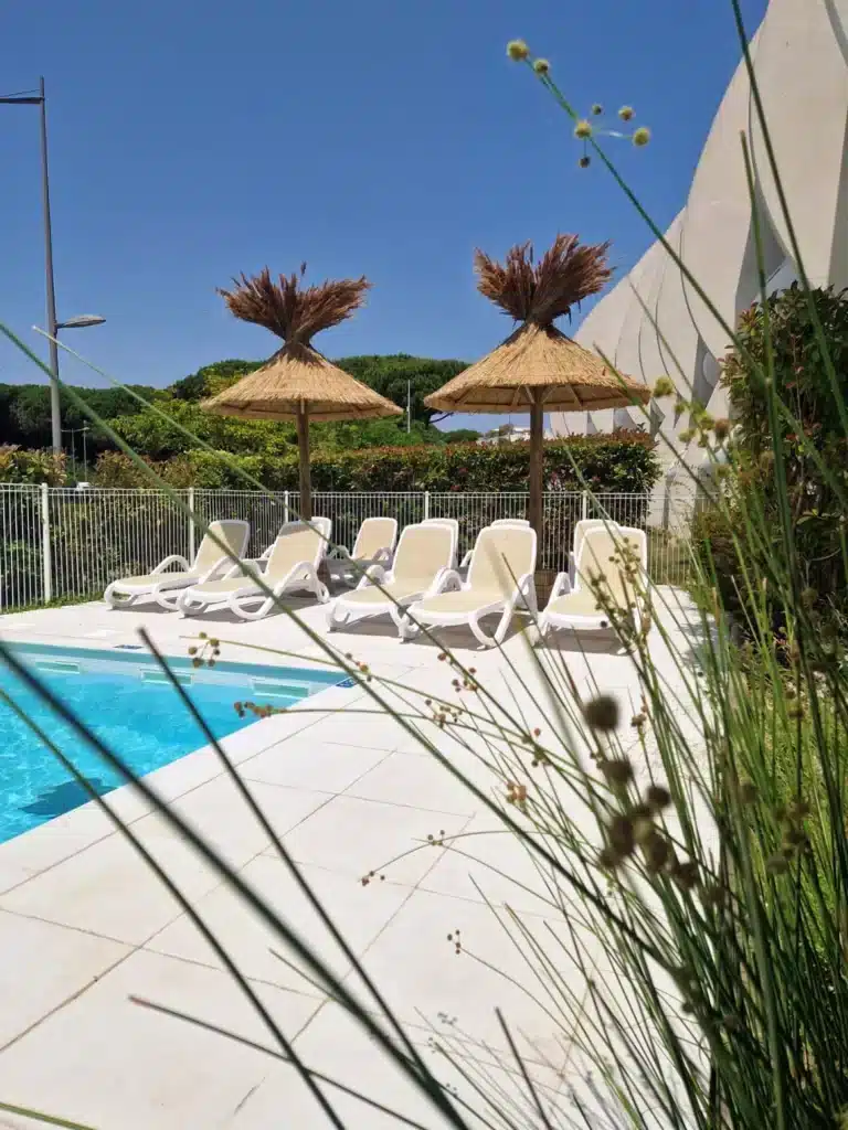 Parasol roseau Odalys La Grande Motte Fabrication artisanale de parasols tropicaux dans la résidence Odalys à La Grande Motte