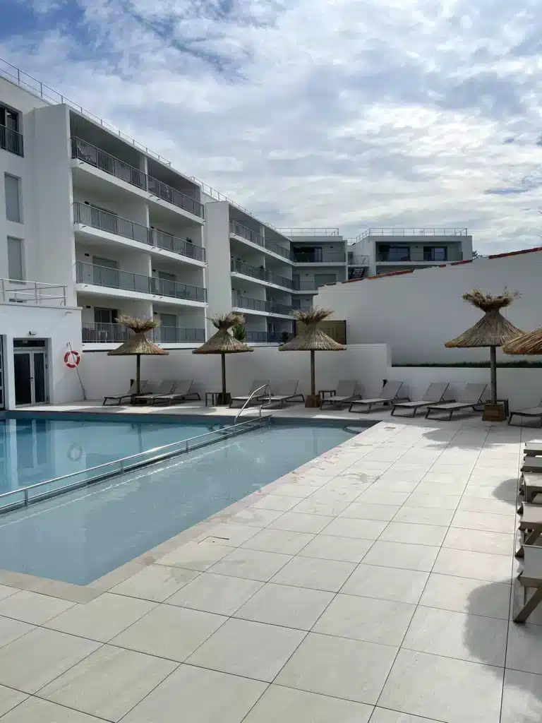 Odalys Royan parasols Ekolinea a installé dans la résidence Odalys vacances à Royan des parasols camarguais en roseau