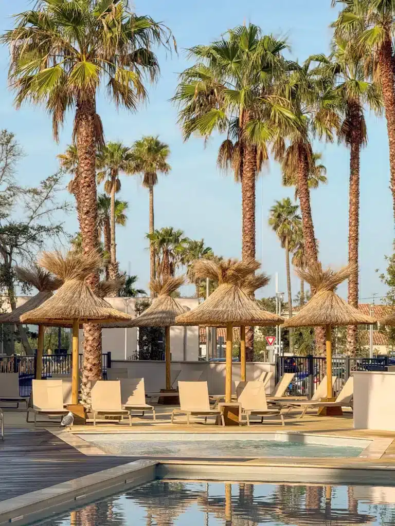 Parasols tropicaux Odalys Vacances Faits à la main et installés par Ekolinea de parasols roseau près de la piscine de la résidence Odalys La Riviera