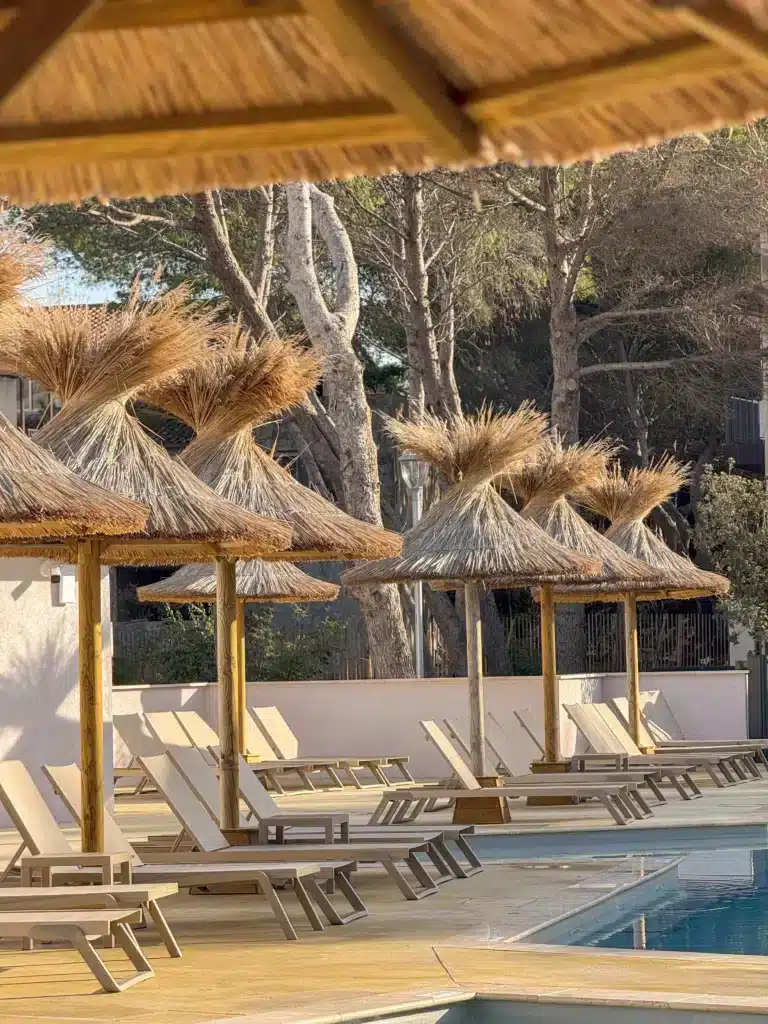 ekolinea-odalys-vacances-residence-la-riviera-parasols-tropicaux Fabriqués et installés par nos artisans : parasols roseau chez Odalys Vacances La Riviera sur la Côte d'Azur