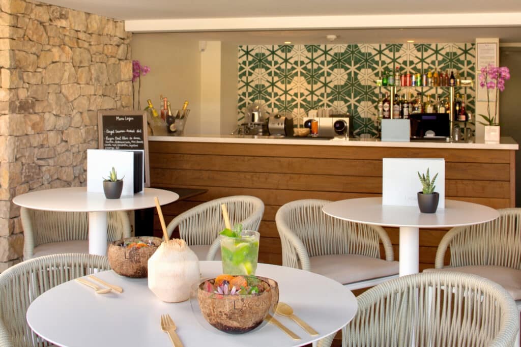 Comptoir bois paillote bar Fabrication et installation d'un comptoir en bois pour la paillote bar du Lagon du Domaine du Mas de Pierre