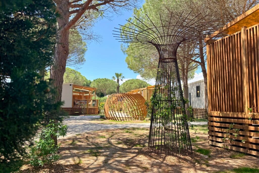 Zone premium Sandaya Fabrication et installation d'une pergola cocon et d'un arbre treilli pour plantes grimpantes dans une zone Premium Sandaya