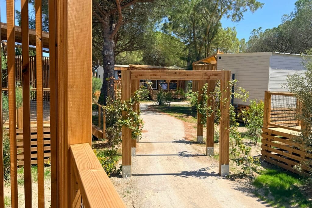 Arches bois entrée Fabrication et installation de 3 arches en bois dans un camping Sandaya