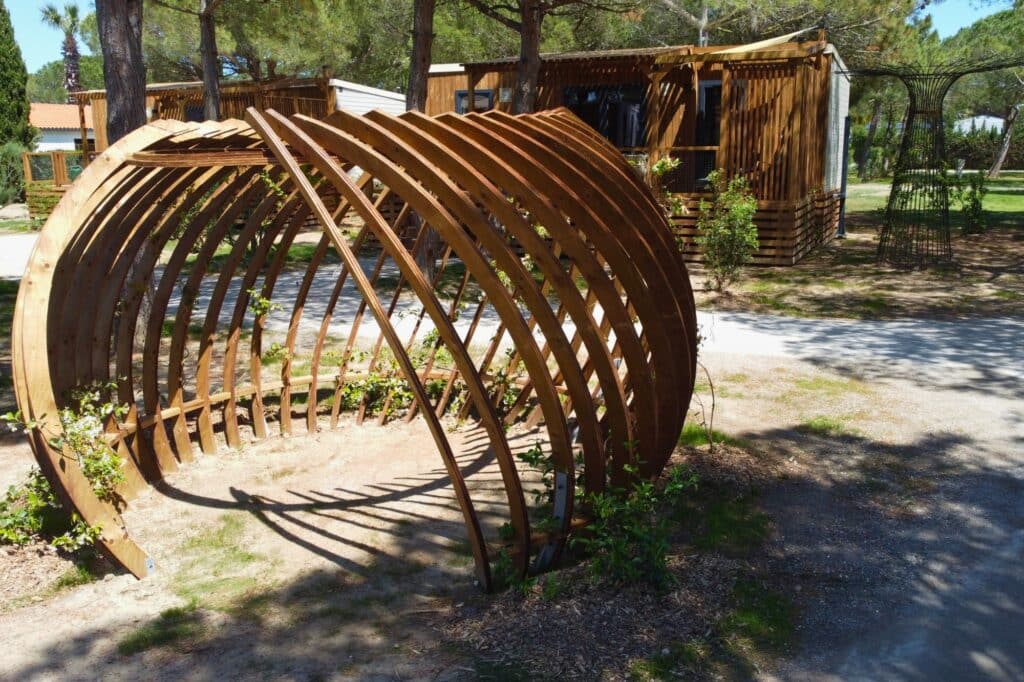 Pergola bois cocon Fabrication et installatio nd'une pergola en bois ronde "cocon"