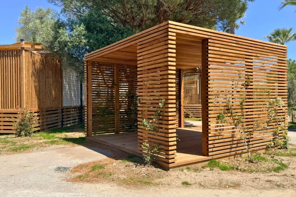 Pergola ajourée Sandaya Conception et fabrication d'une pergola sur mesure pour Sandaya