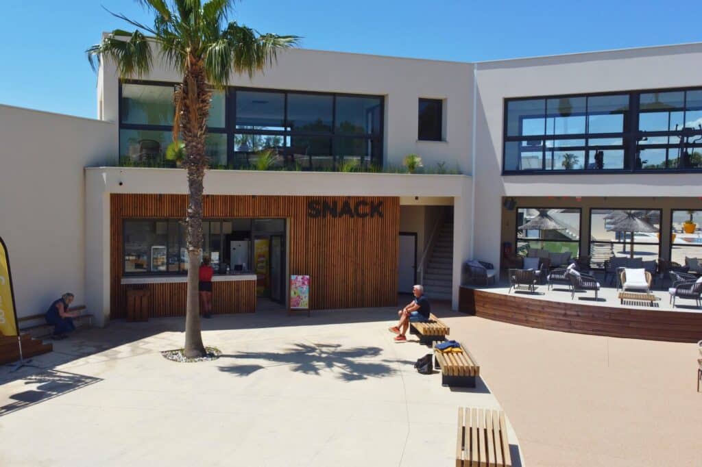 Bardage sur mesure Sandaya Fabrication et pose d'un bardage en tasseaux pour le snack d'un camping Sandaya