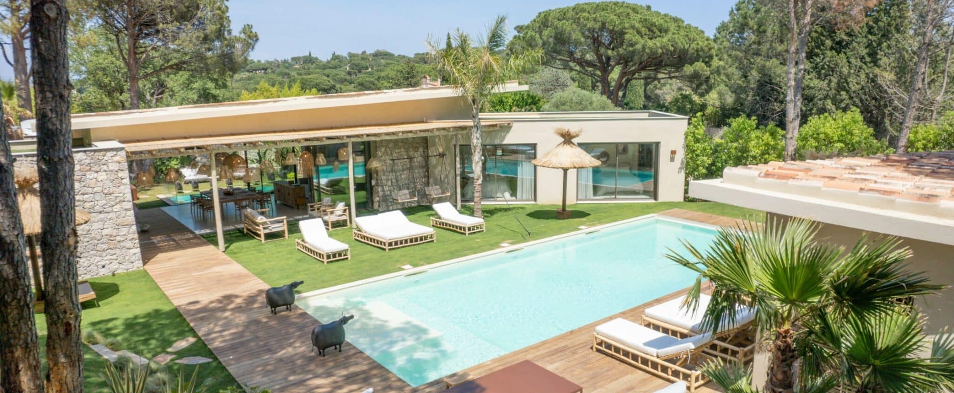 Vue sur l'aménagement extérieur d'une villa de luxe