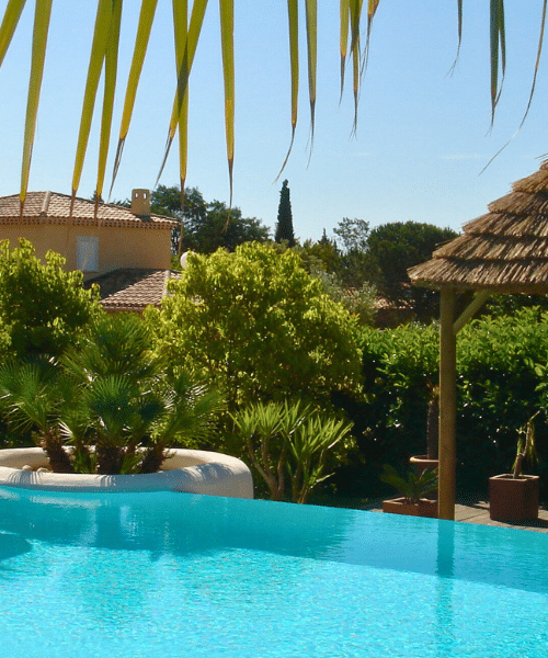 Faire de l'ombre : Ekolinea propose des parasols et des paillotes avec des couvertures en roseau de camargue pour créer des zones d'ombres à l'extérieur.