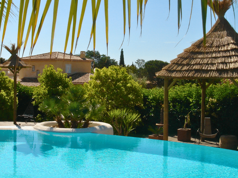 Faire de l'ombre : Ekolinea propose des parasols et des paillotes avec des couvertures en roseau de camargue pour créer des zones d'ombres à l'extérieur.