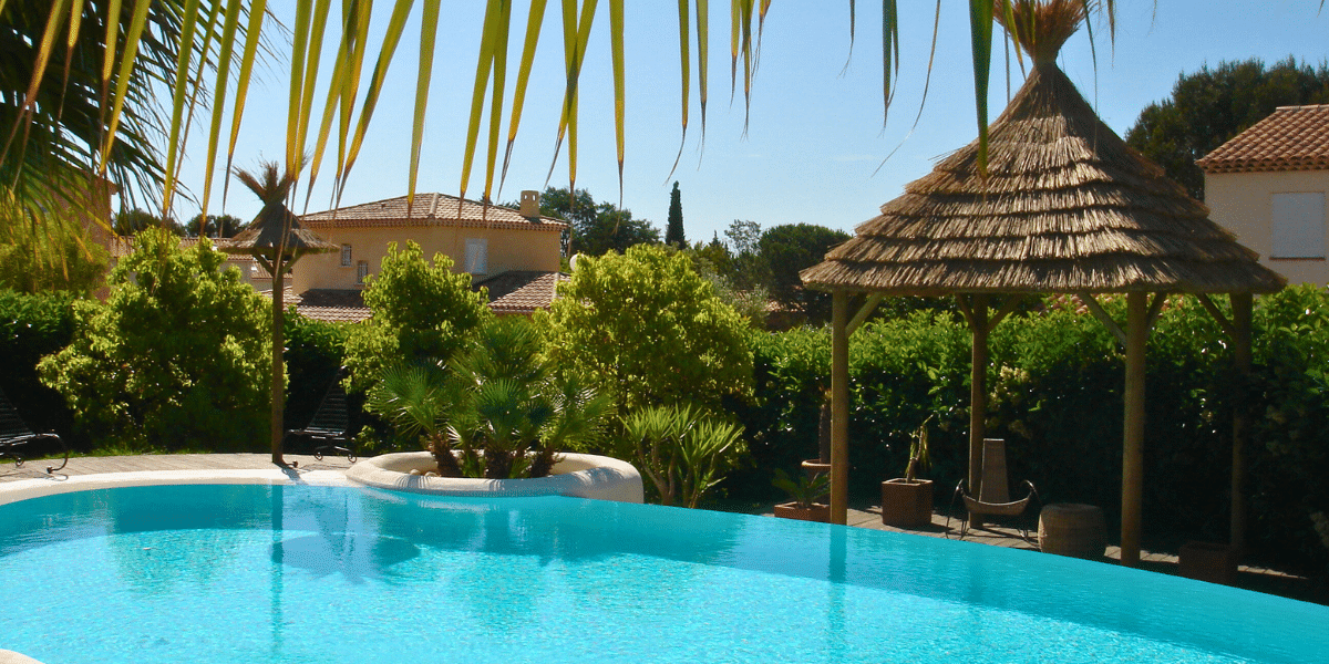 Faire de l'ombre : Ekolinea propose des parasols et des paillotes avec des couvertures en roseau de camargue pour créer des zones d'ombres à l'extérieur.