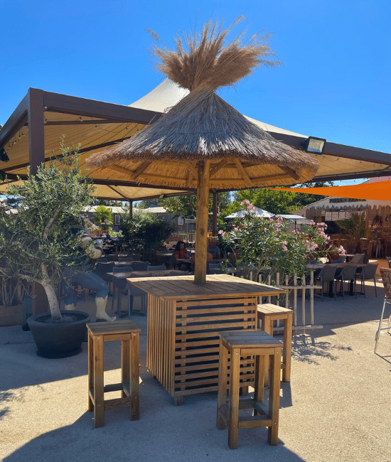 Parasol paillote avec sa table-autoportée