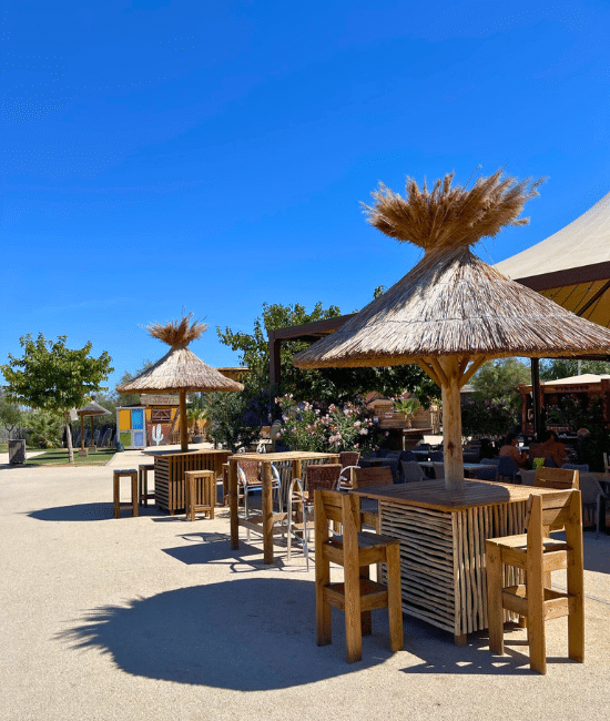 Parasol paillote avec sa table-autoportée