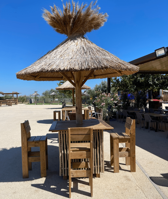 Parasol paillote avec sa table-autoportée