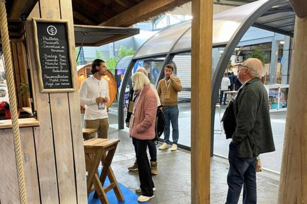 vue sur le stand ekolinea au salon Sett avec paillote en toit roseaux