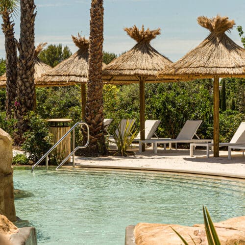 Installation de parasols en roseau de Camargue dans un hôtel 5 étoiles et membre Relais & Châteaux