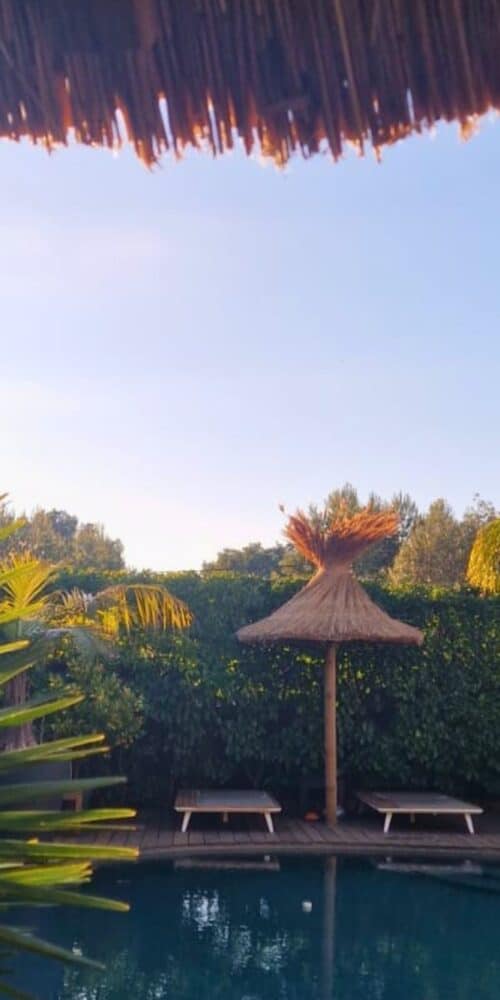 ekolinea chantier dans une villa privée. Installation de parasols et paillote autour de la piscine