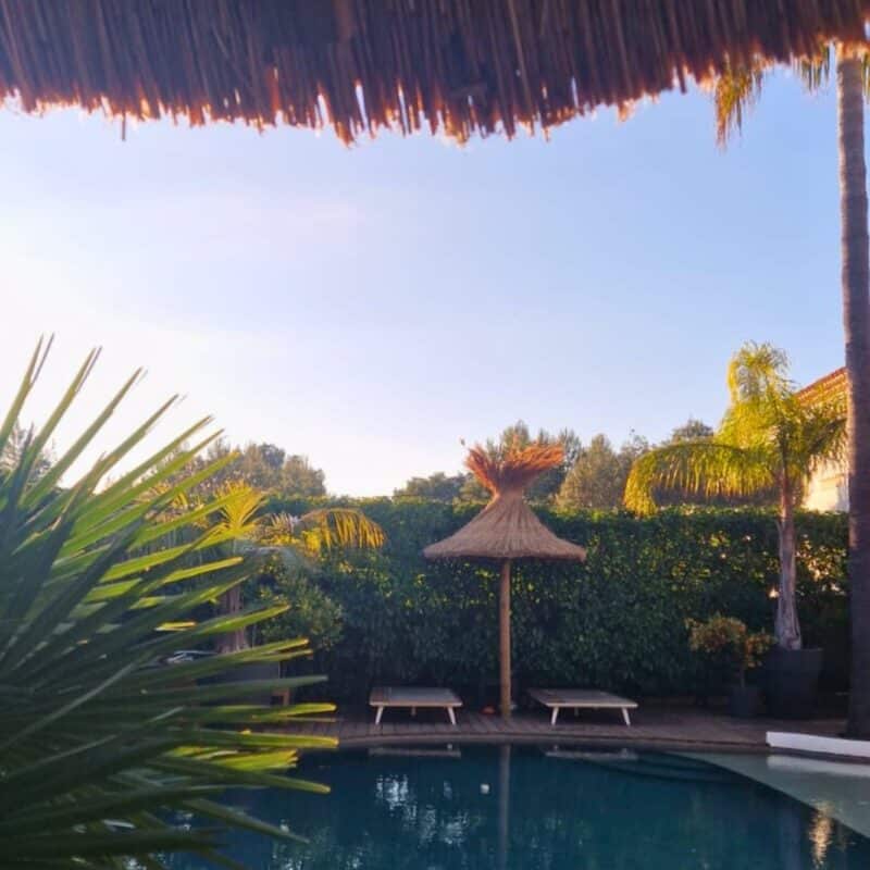 ekolinea chantier dans une villa privée. Installation de parasols et paillote autour de la piscine
