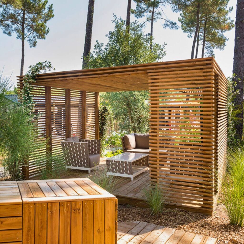 Pergola moderne en bois Réalisation d'une pergola moderne en bois pour les campings Sandaya.