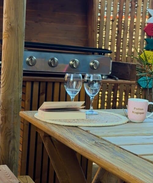 Création d'une table haute dinatoire, d'un meuble à plancha et d'une cuisine d'été extérieure en bois par Ekolinea