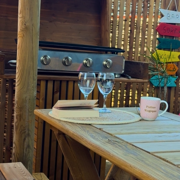 Création d'une table haute dinatoire, d'un meuble à plancha et d'une cuisine d'été extérieure en bois par Ekolinea