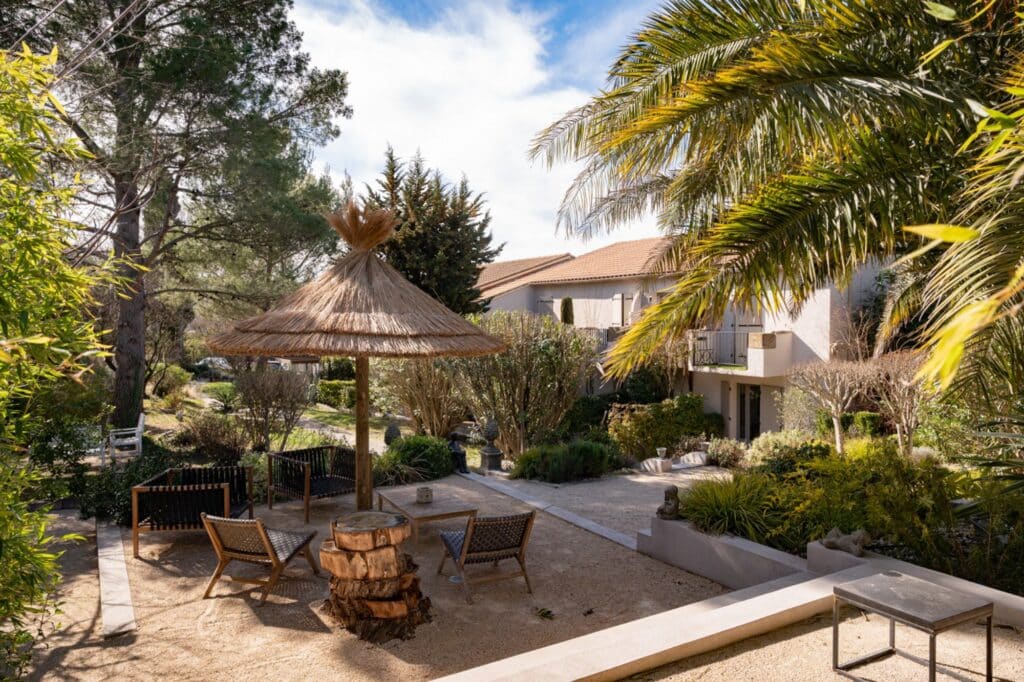 Aménagements extérieurs d’un hôtel dans le Sud Idées aménagements extérieurs d'un hôtel à Saint-Remy-de-Provence par Ekoliena. Installation d'un parasol en roseau de Camargue