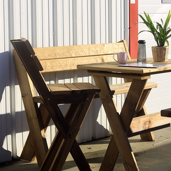 Notre mobilier : table haute dinatoire vue chaise en bois