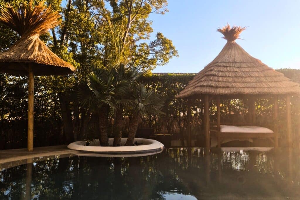 Aménagements extérieurs en bordure de piscine Installation d'aménagements extérieurs en bois et roseau de Camargue près d'une piscine