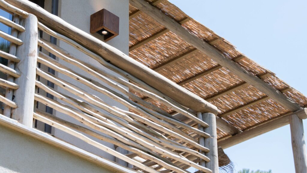 Pergola villa Balagan Installation d'une pergola en bois sur terrasse d'une villa privée à Ramatuelle par Ekolinea.