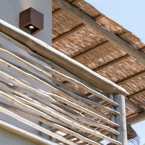 Installation d'une pergola en bois sur terrasse d'une villa privée à Ramatuelle par Ekolinea.