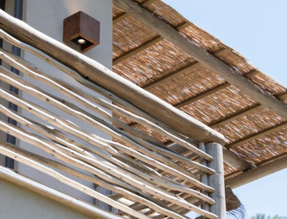 Installation d'une pergola en bois sur terrasse d'une villa privée à Ramatuelle par Ekolinea.
