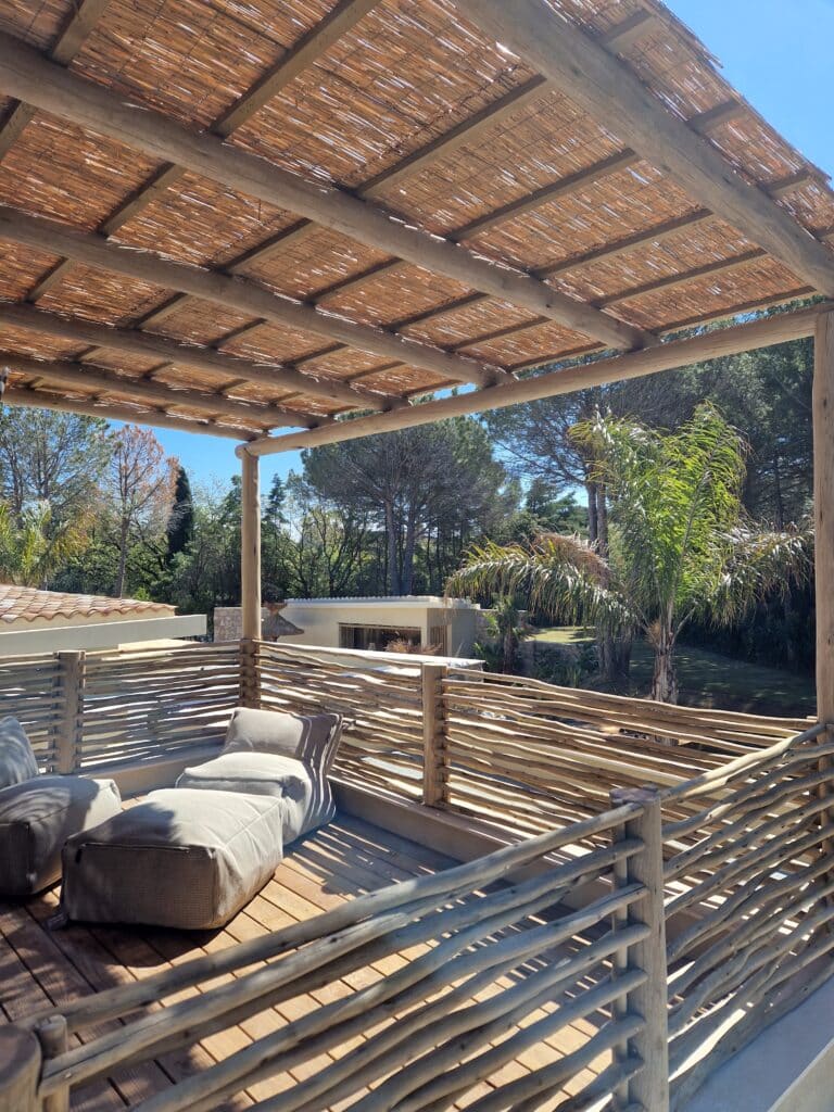 Vue balcon de la villa Balagan Installation et aménagements d'une pergola en bois sur terrasse d'une villa privée à Ramatuelle par Ekolinea.